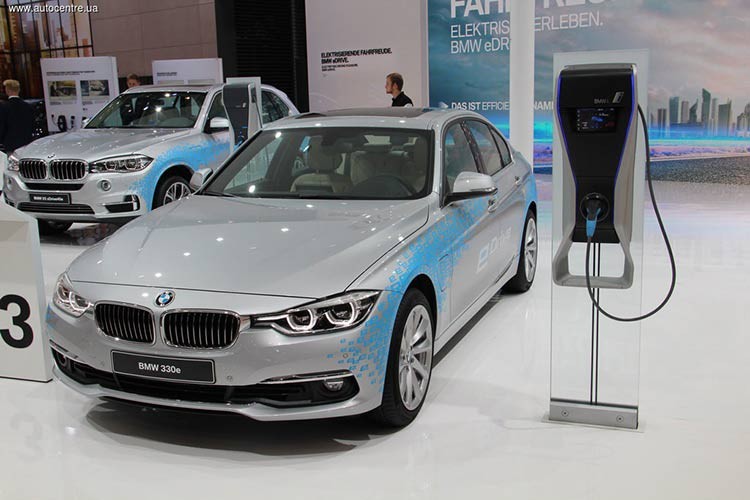 BMW ven man BMW 330e phien ban chay dien